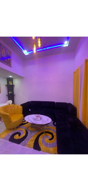 Interior - Apparently secure - 1 Bedroom - 1 Living room - 1 Shower - 1 Kitchen (Douala)