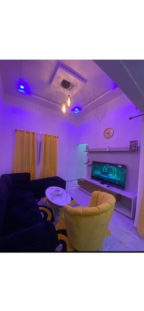 Living area - Apparently secure - 1 Bedroom - 1 Living room - 1 Shower - 1 Kitchen (Douala)