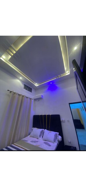 1 bedroom, iron/ironing board, Internet, bed sheets - Apparently secure - 1 Bedroom - 1 Living room - 1 Shower - 1 Kitchen (Douala)