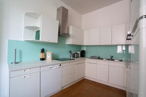 Coffee/tea maker, microwave, oven, stovetop - Lyon 2 presqu'ile: 2-bdr spacious apartment (Lyon)