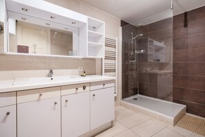 Dusche, Haartrockner, Handtücher