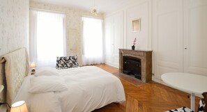 2 bedrooms, iron/ironing board, WiFi, bed sheets - Lyon 2 presqu'ile: 2-bdr spacious apartment (Lyon)
