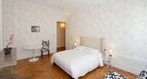 2 bedrooms, iron/ironing board, WiFi, bed sheets - Lyon 2 presqu'ile: 2-bdr spacious apartment (Lyon)