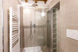 Dusche, Bidet, Handtücher