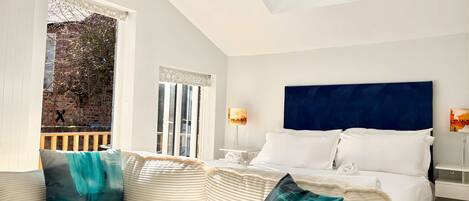 Desk, iron/ironing board, WiFi, bed sheets