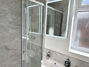 Een douche, een haardroger, handdoeken, shampoo