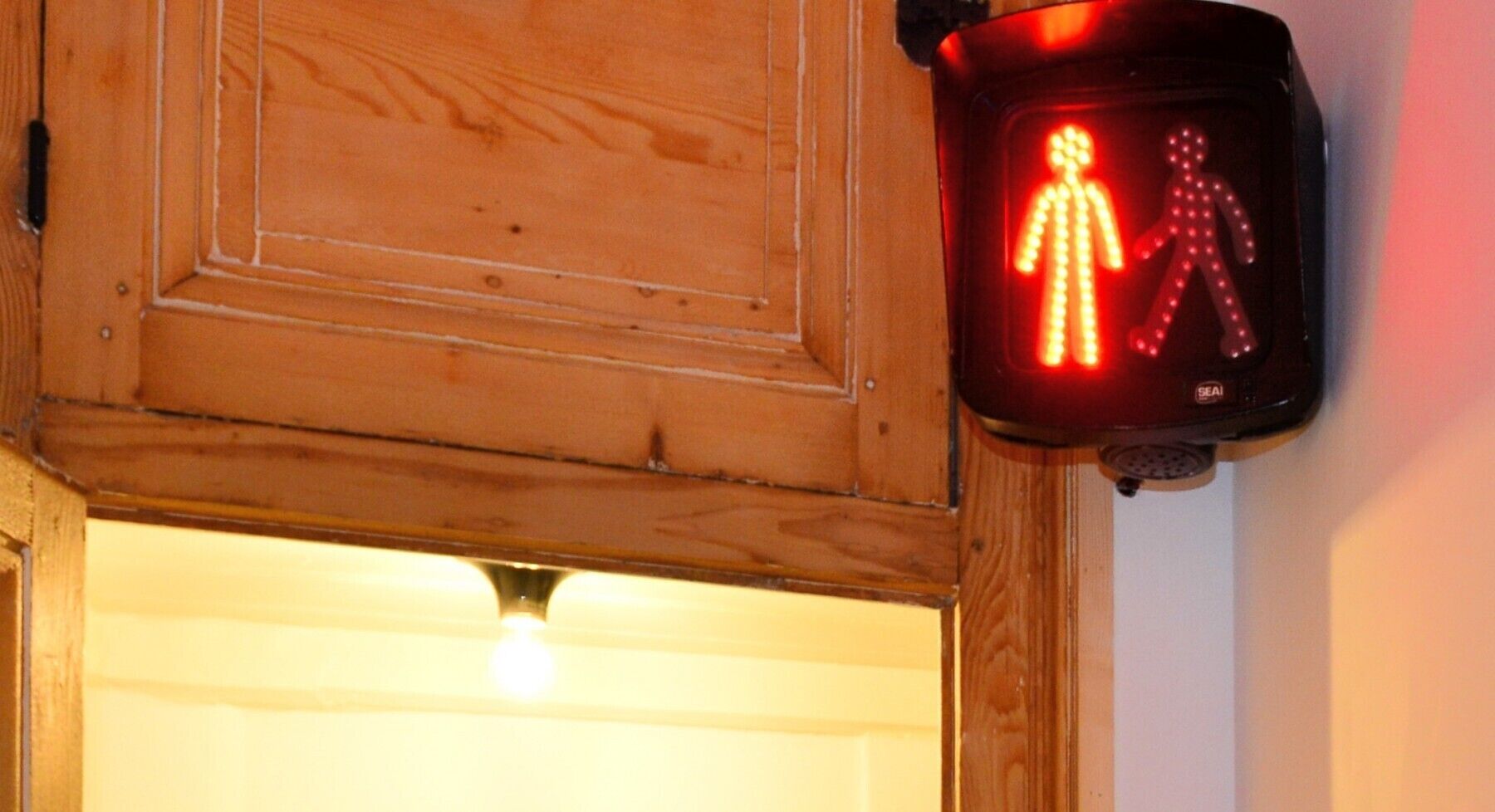 Una puerta de madera con una señal de paso de peatones.
