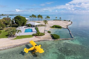 Exterior - Spacious 6-bedroom estate in soothing Islamorada with AC (Islamorada)