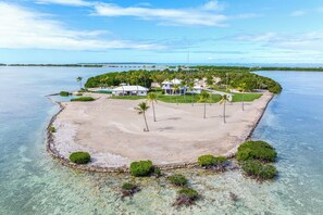 Beach - Spacious 6-bedroom estate in soothing Islamorada with AC (Islamorada)