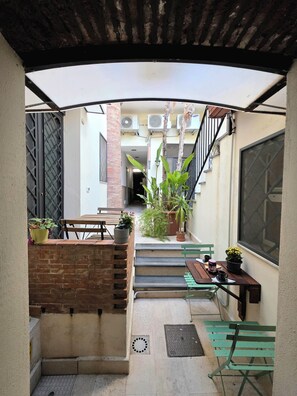 Outdoor dining - DM Suites - the comfort of feeling at home (Catania)