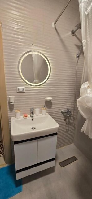 Habitación Deluxe con 1 cama matrimonial o 2 individuales, vista al jardín | Baño