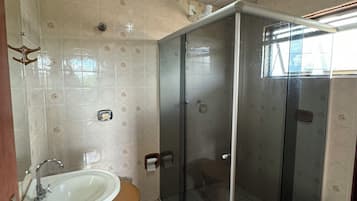 Casal Executivo | Bathroom | Shower, towels, soap