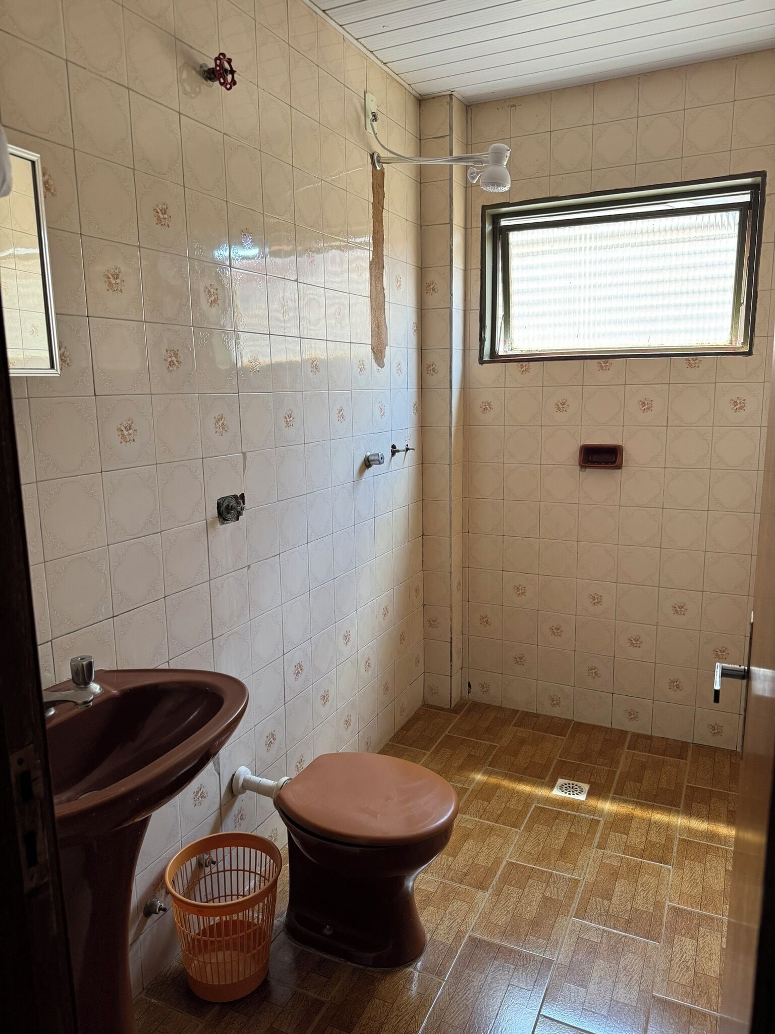 Quarto triplo standard | Banheiro | Chuveiro, toalhas de banho, sabonete 