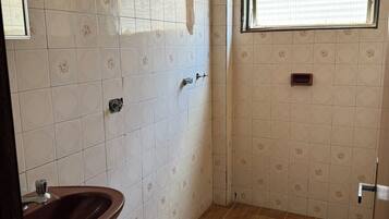 Quarto triplo standard | Banheiro | Chuveiro, toalhas de banho, sabonete