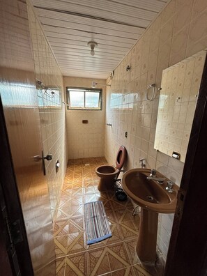 Standardzimmer | Badezimmer | Dusche, Handtücher, Seife
