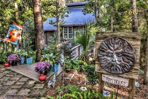 Property grounds - the Bird House/Center of Ocean Springs (Ocean Springs)