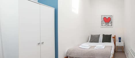 2 bedrooms, iron/ironing board, internet, bed sheets