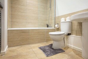 Shower, hair dryer, shampoo - Charming 2BDR Flat in the Heart of Bermondsey (Greater London)