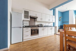 Fridge, microwave, oven, stovetop - Charming 2BDR Flat in the Heart of Bermondsey (Greater London)