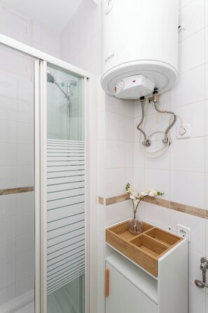 Bathroom - A bright, fully renovated studio on the fifth floor in the heart of Chueca, with a breakfast corner in the kitchen and Malasaña's boutiques and the barrio's best restaurants close by. (MADRID)