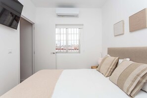 Room - A bright, fully renovated studio on the fifth floor in the heart of Chueca, with a breakfast corner in the kitchen and Malasaña's boutiques and the barrio's best restaurants close by. (MADRID)