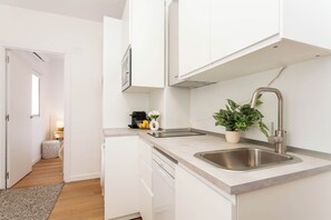 Private kitchen - A bright, fully renovated studio on the fifth floor in the heart of Chueca, with a breakfast corner in the kitchen and Malasaña's boutiques and the barrio's best restaurants close by. (MADRID)