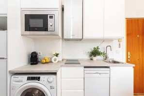 Private kitchen - A bright, fully renovated studio on the fifth floor in the heart of Chueca, with a breakfast corner in the kitchen and Malasaña's boutiques and the barrio's best restaurants close by. (MADRID)