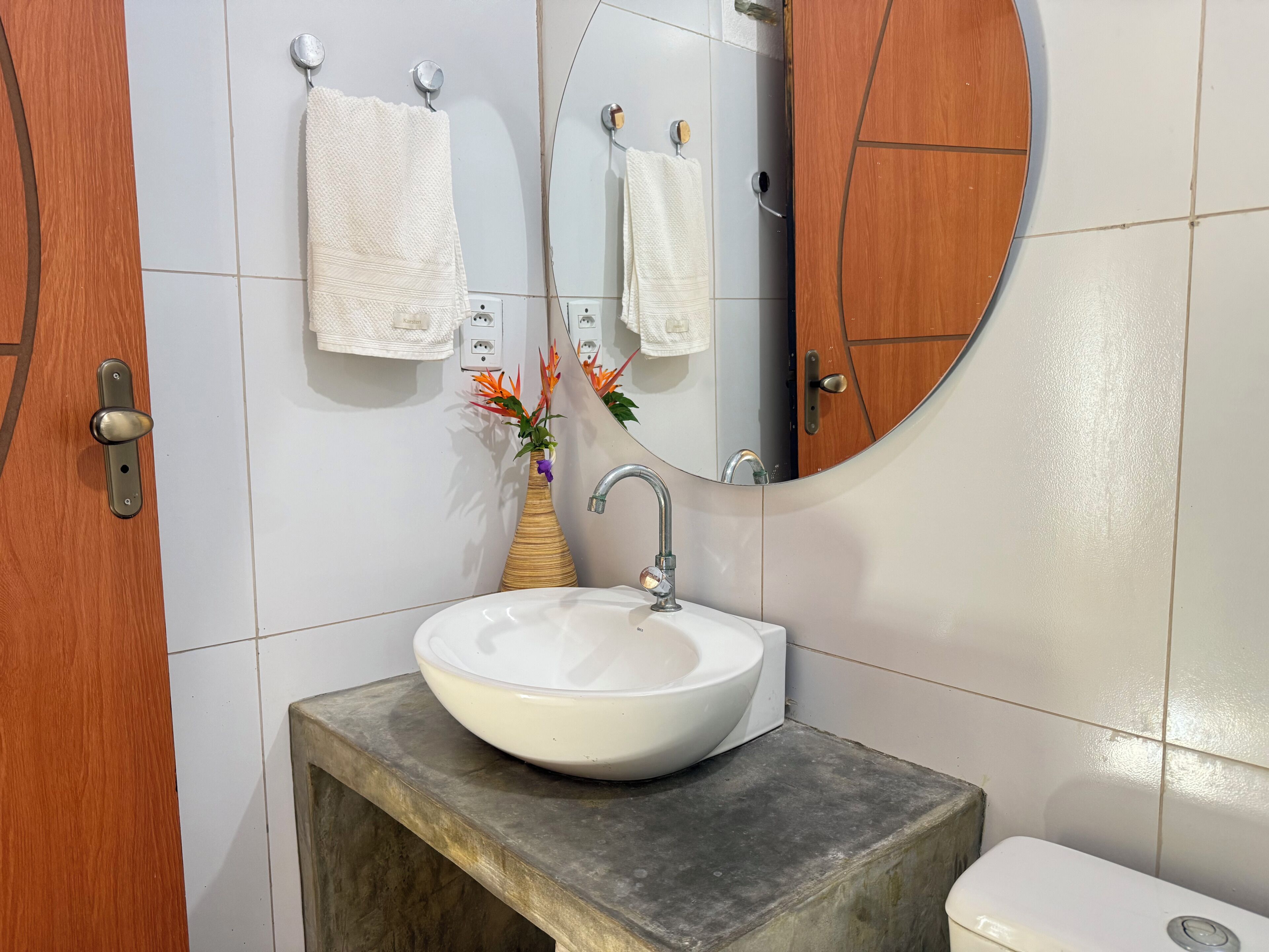 Studiosvit Comfort - utsikt mot trädgården | Badrum