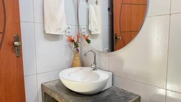 Studiosvit Comfort - utsikt mot trÀdgÄrden | Badrum