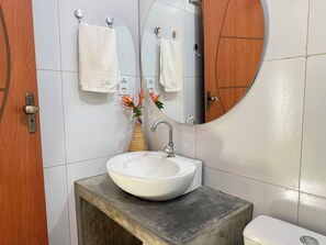 Studiosvit Comfort - utsikt mot trädgården | Badrum