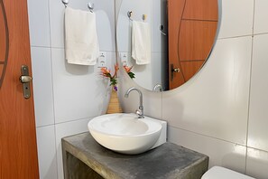 Suite | Bathroom | Shower, towels - Oceana Suites Casa Paradise (Tibau do Sul)