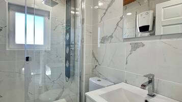 Douche, sĂšche-cheveux, serviettes fournies, savon