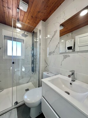 Shower, hair dryer, towels, soap - Charming house at 300 m from the sea in Audresselles (Audresselles)