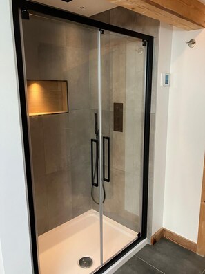 Shower, hair dryer, towels, soap - Morzine chalet with hot tub. Ski and MTB friendly (Montriond)