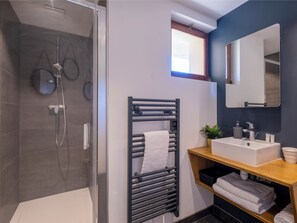 Shower, hair dryer, towels, soap - Morzine chalet with hot tub. Ski and MTB friendly (Montriond)