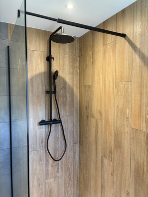Shower, hair dryer, towels, soap - Morzine chalet with hot tub. Ski and MTB friendly (Montriond)