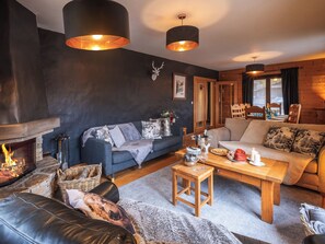 Smart TV, chimenea, tenis de mesa y libros 