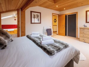 4 habitaciones, escritorio y tabla de planchar con plancha 