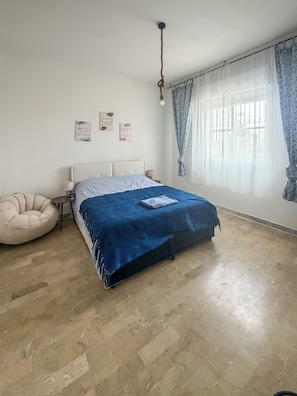 Chambre double, salle de bains commune