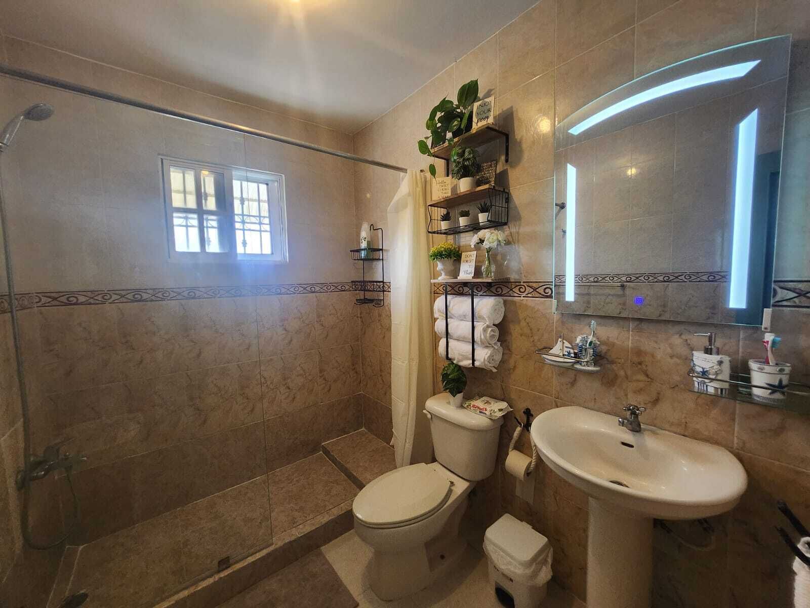 Secador de pelo, toallas, jabón, shampoo