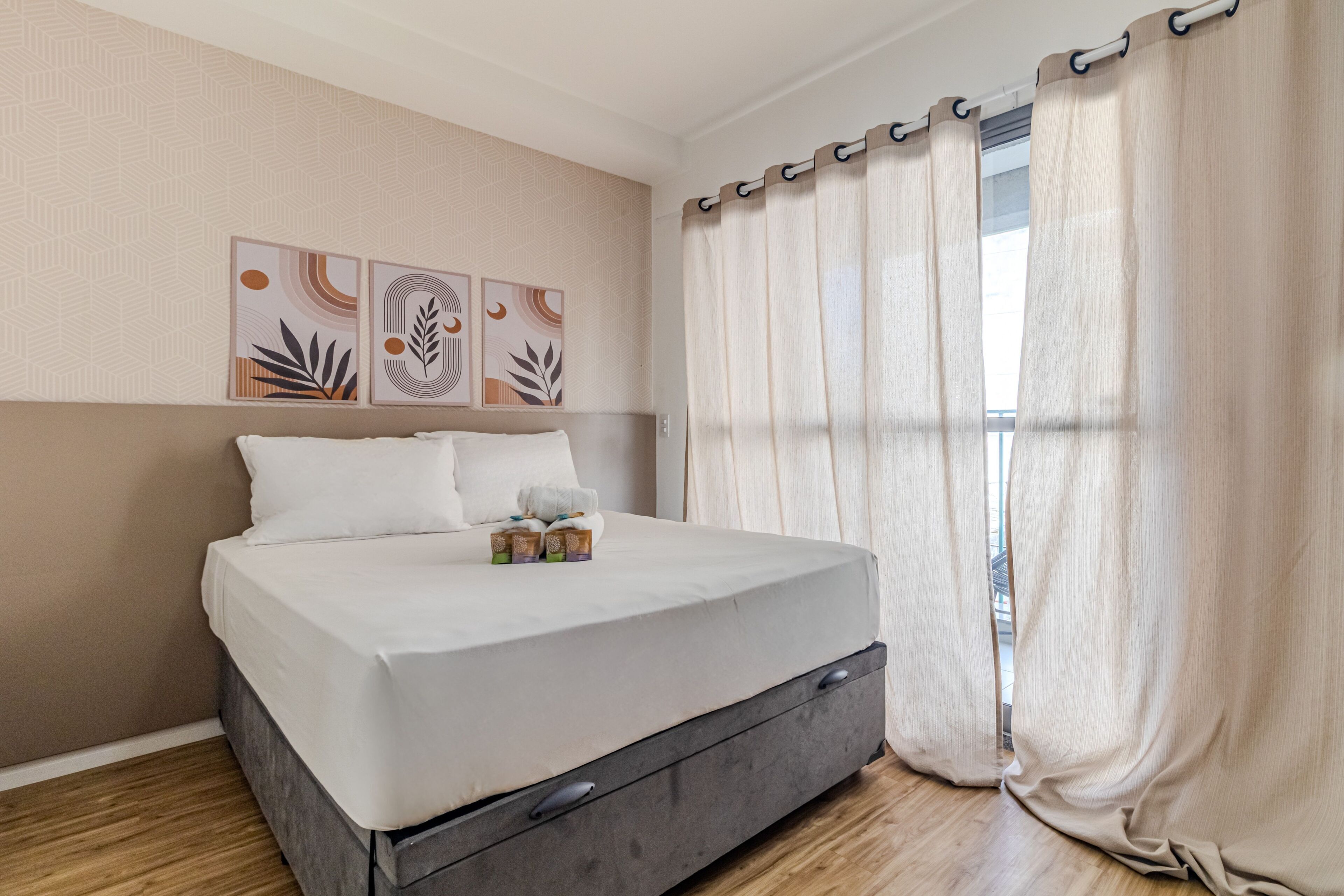 Estudio | Espacio para trabajar con un portátil y cortinas opacas