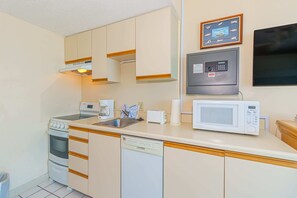 Frigorifero, microonde, forno, piano cottura