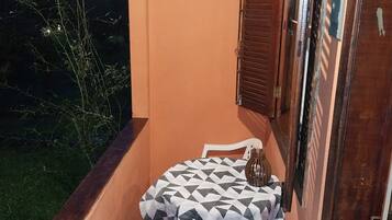 Comfort-studiosuite - udsigt til have | Udendørs spisemuligheder