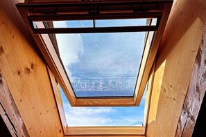 A skylight in a wooden structure. - Val di Sole Apartment, with pets allowed (Trentino-Alto Adige)