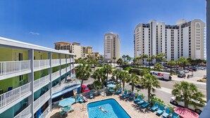 Un hotel con piscina, zona de estar al aire libre y vistas a la ciudad.