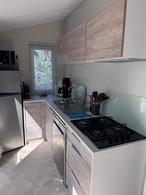 Private kitchen - Mobile Home 'Gassin Bungalow' with Shared Pool, Private Terrace, and Air Conditioning (Gassin)
