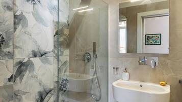 Dusche, Haartrockner, Bidet, Handtücher