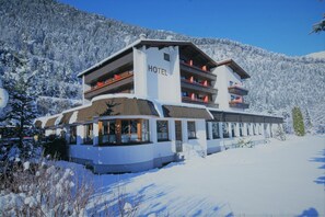 Doppel- oder Zweibettzimmer, Balkon, Bergblick | Außenbereich