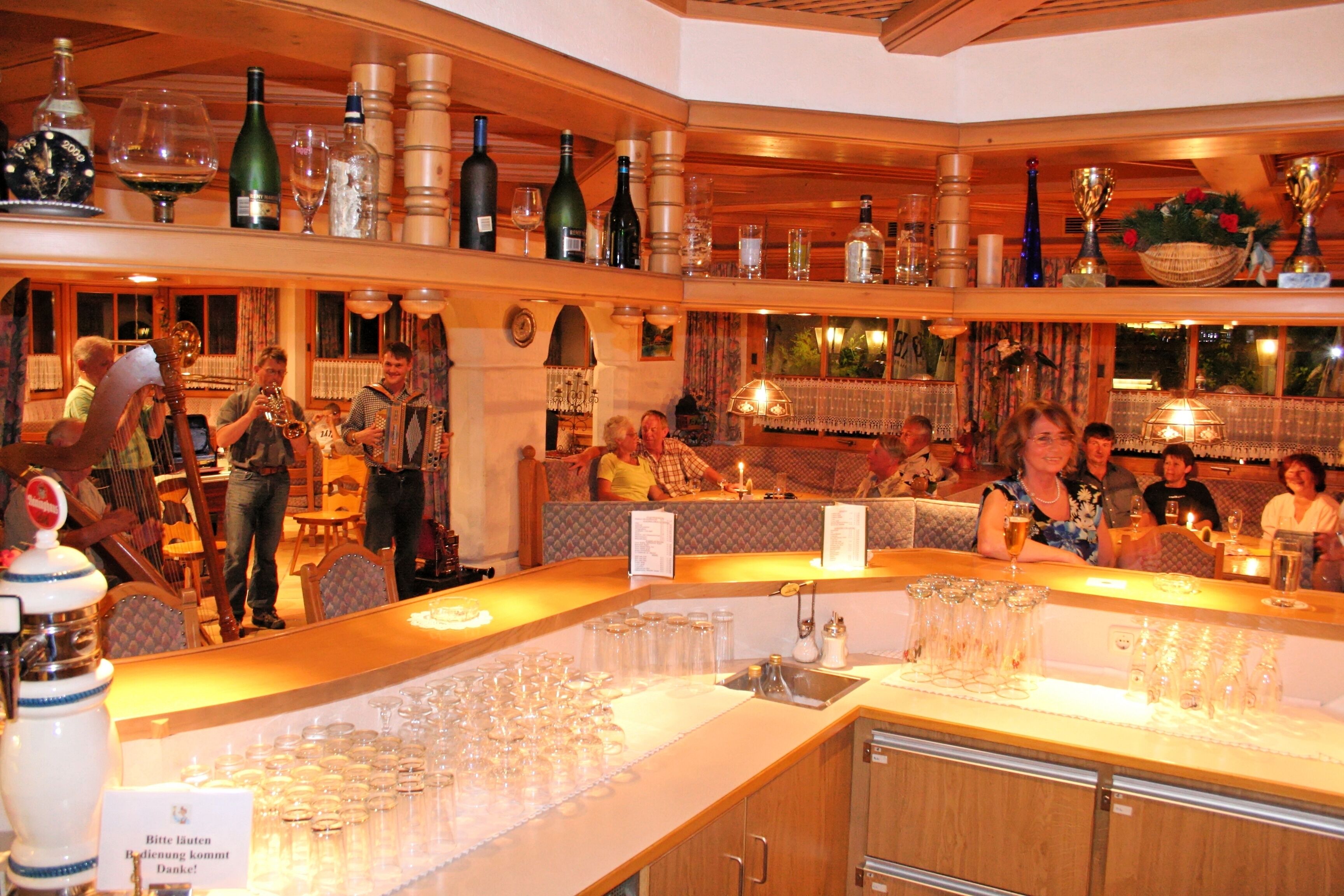 Quarto casal ou duplo, sacada, vista para a montanha | Bar (na propriedade)