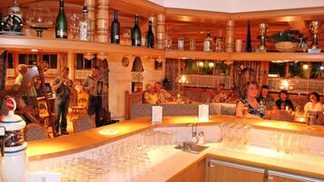 Quarto casal ou duplo, sacada, vista para a montanha | Bar (na propriedade)